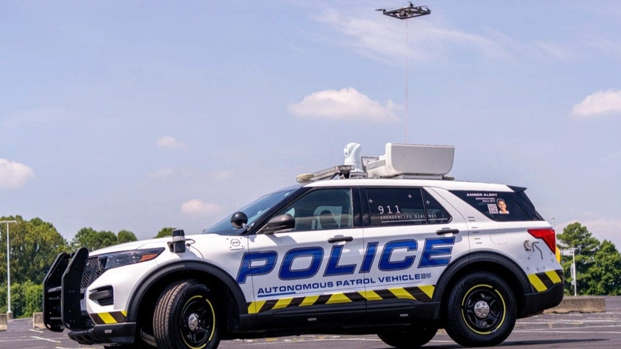 Yapay zeka ve güvenlik buluştu: Dronlu otonom polis aracı yollarda!