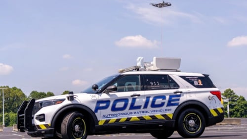 Yapay zeka ve güvenlik buluştu: Dronlu otonom polis aracı yollarda!