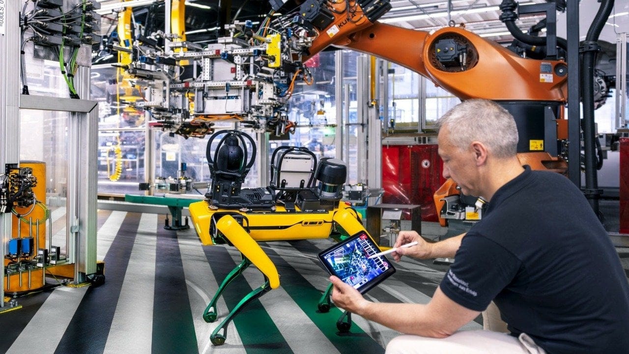 Mercedes-Benz’in Düsseldorf tesisinde robot köpekler görevde