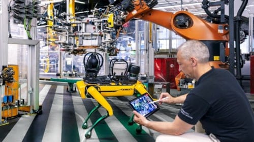 Mercedes-Benz’in Düsseldorf tesisinde robot köpekler görevde