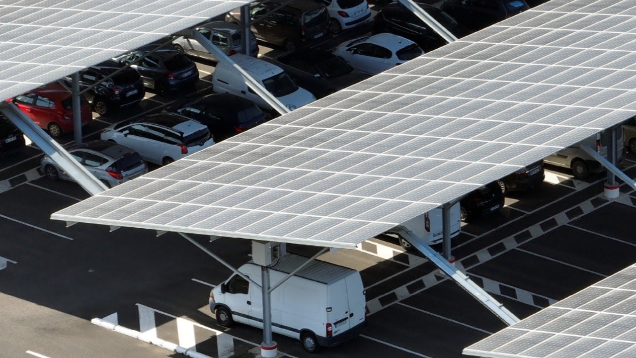Güney Kore, kamu otoparklarında güneş enerjisini zorunlu kılıyor