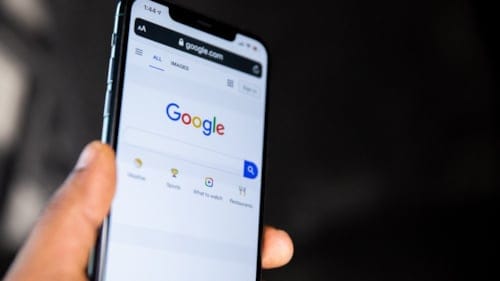 Google’dan radikal bir adım: Keşfet başlıklarını AI yeniden yazıyor