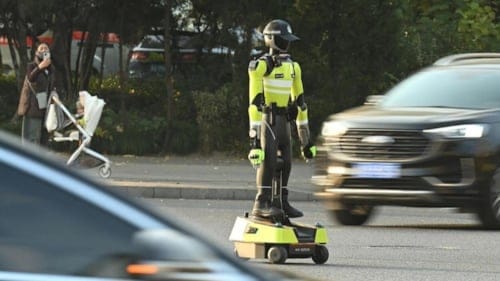 İnsansı trafik robotu tanıtıldı: Kırmızı ışıkların yerini alacak!