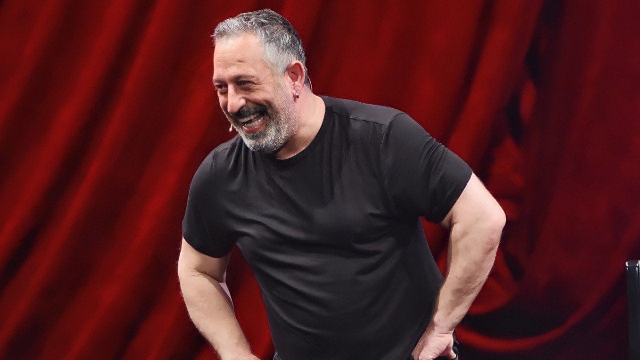 Cem Yılmaz'ın son gösterisi 'CMXXIV' yılbaşı gecesi Netflix'te!