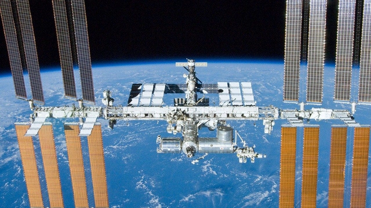 Saatte 28 bin km hızla hareket eden uzay istasyonuna astronotlar nasıl gidebiliyor?