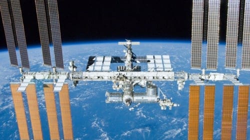 Saatte 28 bin km hızla hareket eden uzay istasyonuna astronotlar nasıl gidebiliyor?