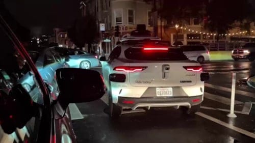 San Francisco'da elektrik gitti, otonom araçlar trafiği kilitledi
