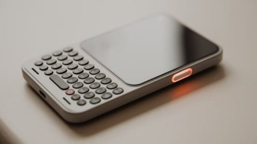 Fiziksel klavye geri döndü! Clicks Communicator resmen tanıtıldı