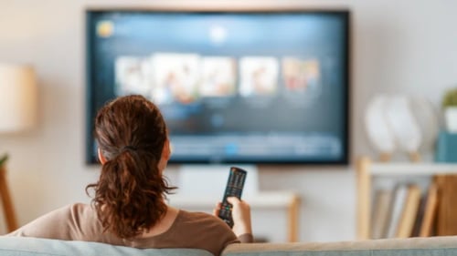 Televizyon izlerken ses kendiliğinden artıp azalıyor mu? Bu gizli ayarı mutlaka değiştirin