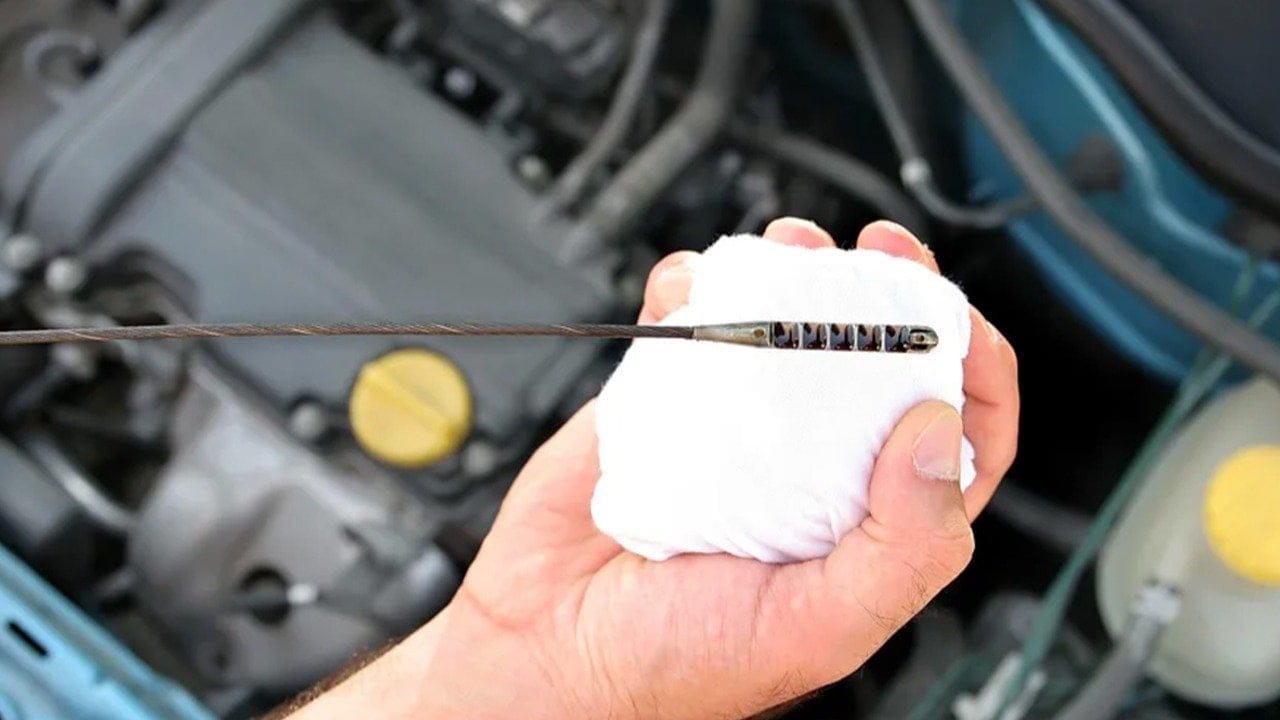  Sürücülerin çoğu bilmiyor: Motor yağının rengi aracınızın sağlığını ele veriyor