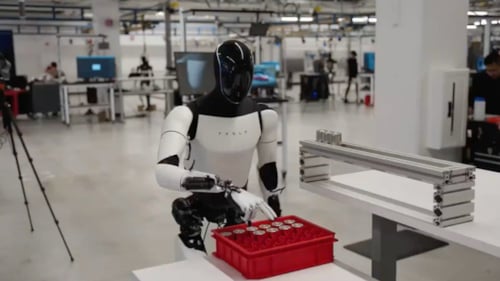 Tesla’dan çarpıcı adım: Fabrikalara bin adet insansı robot yerleştirdi!