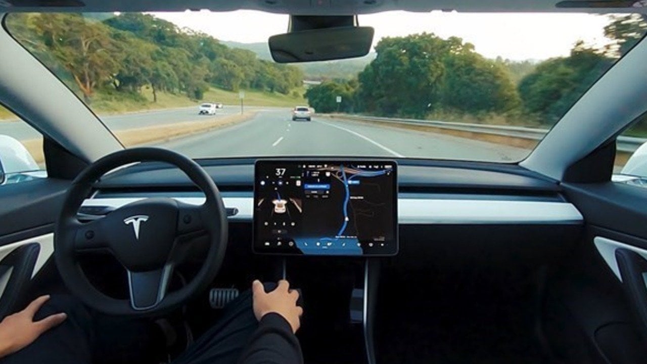 Tesla harekete geçti: ABD’de otopilot özelliği kaldırıldı!