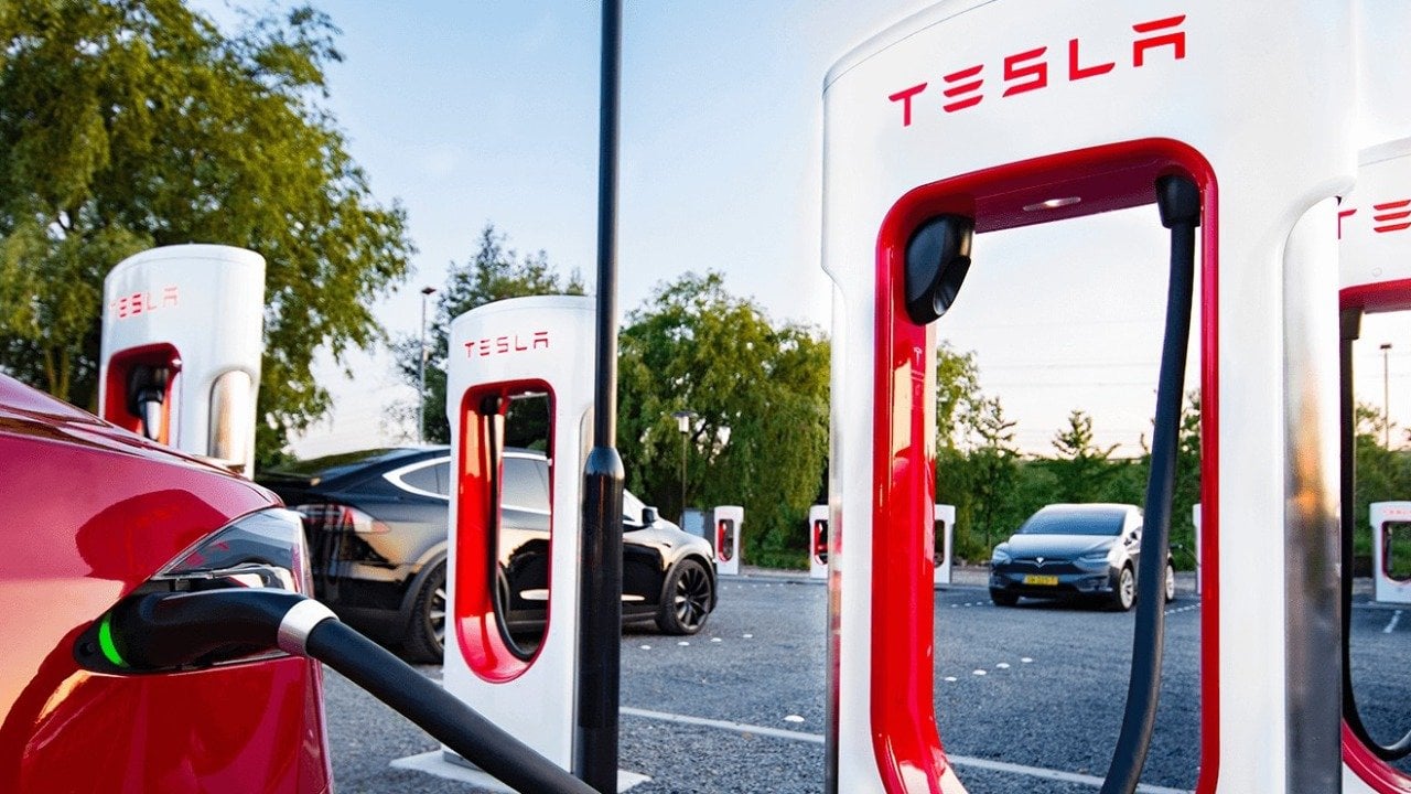 Tesla Supercharger İzmit'te açıldı! 8 üniteli yeni istasyon hizmete girdi