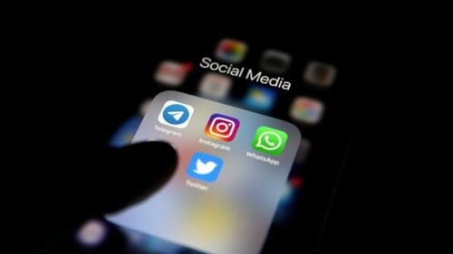 Fransa'da 15 yaş altına sosyal medya ve okullarda telefon yasağı