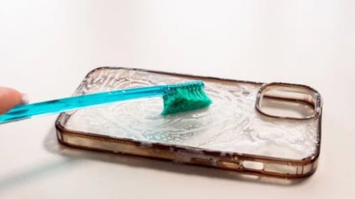 Silikon telefon kılıfınız sararıyor mu? İşte temizlemenin basit yolları