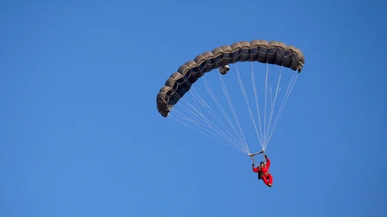 Filmlerde sık sık görüyoruz: Bir pilot yüksek hızda bir savaş uçağından fırlatıldığında ne olur?
