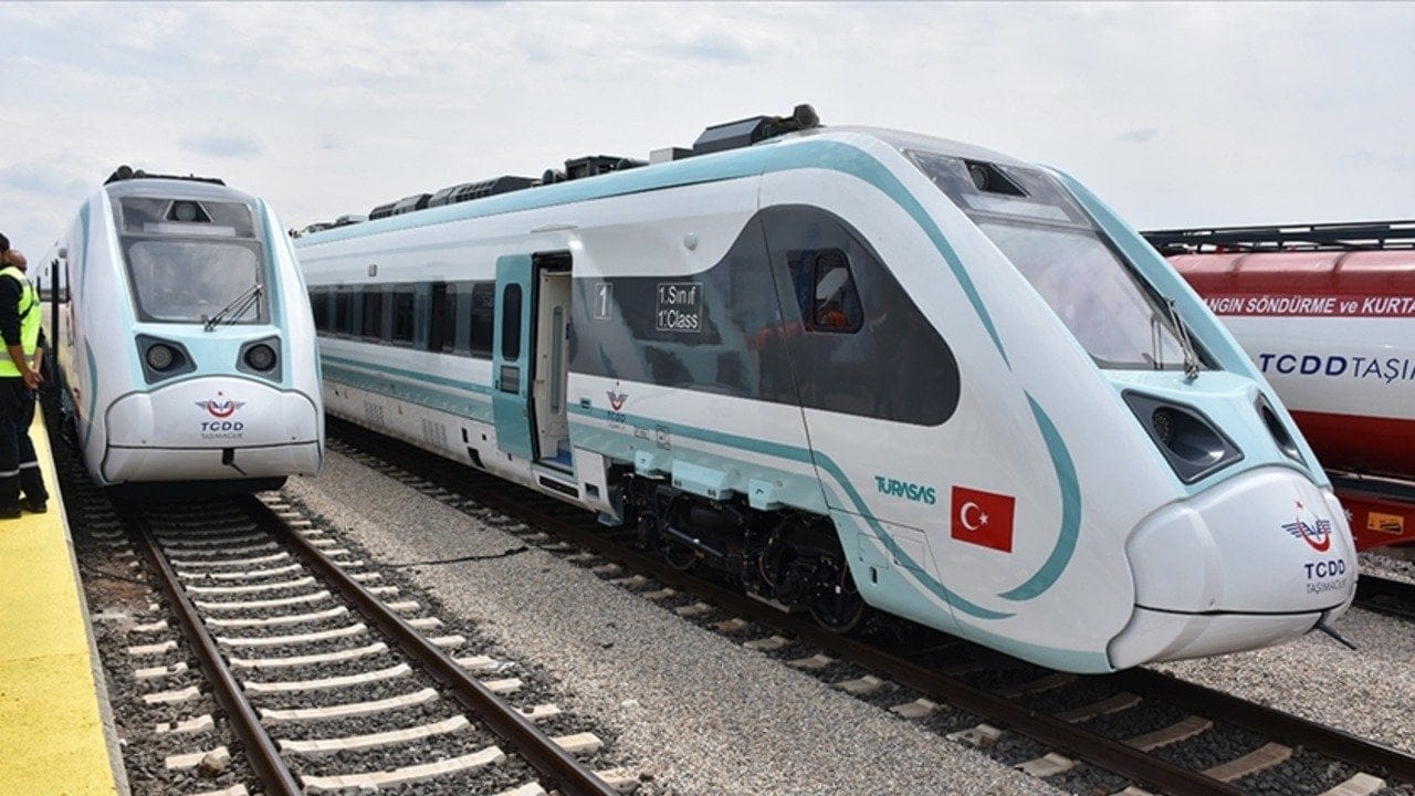 Milli hızlı tren testlerde 225 km/s hıza ulaştı
