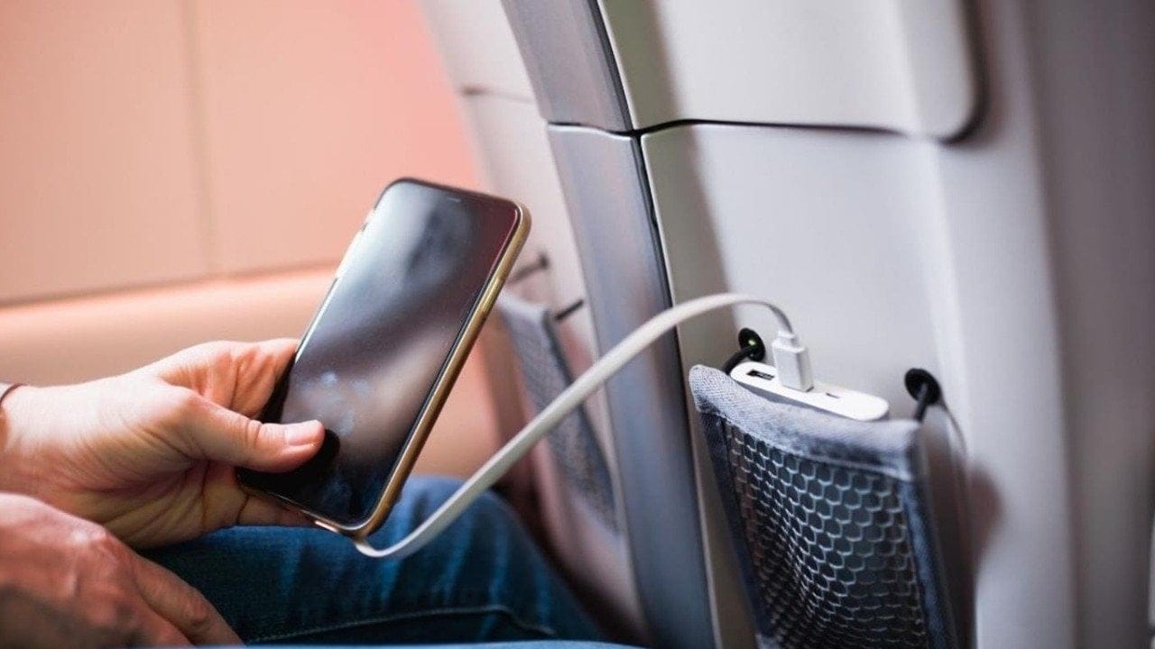 Uçaklarda powerbank kullanımına yeni düzenleme! Şarj etmek artık yasak
