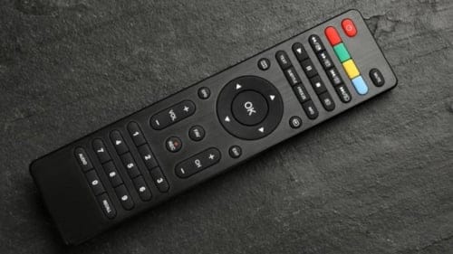 Televizyon kumandalarındaki kırmızı, yeşil, sarı ve mavi tuşların amacı ne?