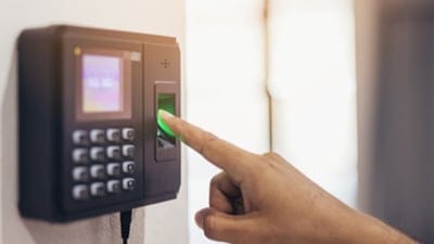 KVKK'dan işverenlere kritik uyarı: Parmak iziyle mesai takibi hukuka aykırı!