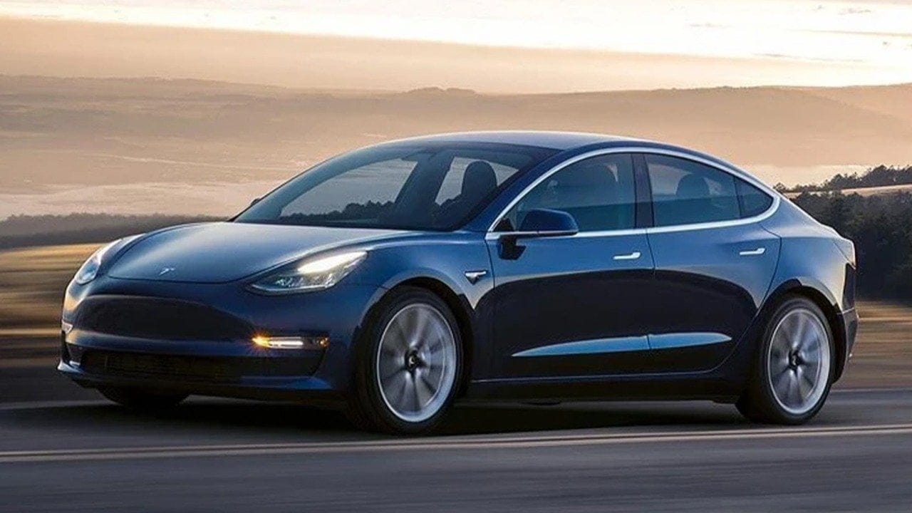 Tesla'dan yeni adım: Kameralar artık göz kırparak temizlenecek!
