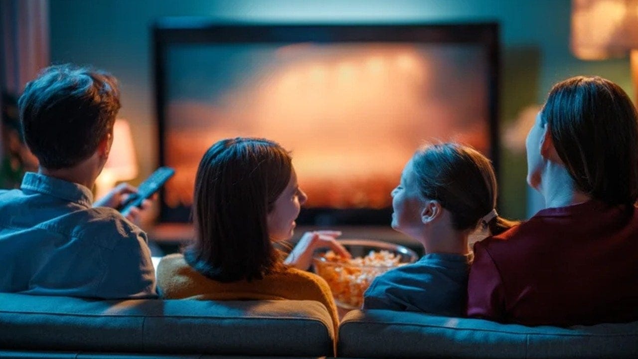 Duvara montaj mı yoksa sehpa üzeri mi: Ev sinema sisteminiz için hangi TV kurulumu daha iyi?