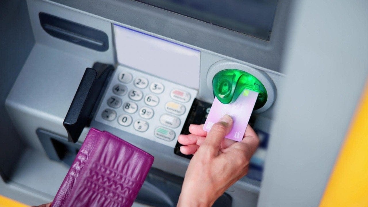 ATM'ler kartı neden hemen geri vermiyor? İşte o birkaç saniyenin arkasındaki neden…