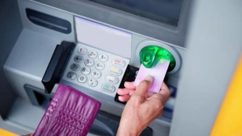 ATM'ler kartı neden hemen geri vermiyor? İşte o birkaç saniyenin arkasındaki neden…