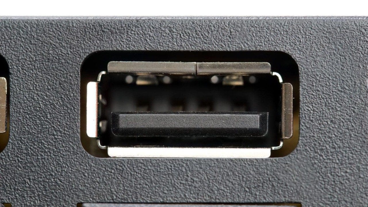 Meğer sadece destek amaçlı değilmiş: USB girişlerinin içinde neden plastik bir parça bulunuyor?