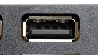 Meğer sadece destek amaçlı değilmiş: USB girişlerinin içinde neden plastik bir parça bulunuyor?