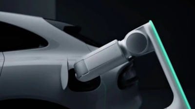 Xiaomi’den elektrikli otomobiller için dikkat çeken yenilik! Şarj kablosunu artık robot bağlayacak