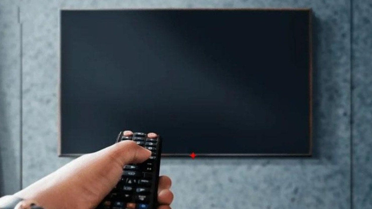 Kimse nedenini bilmiyor: Televizyonun altındaki küçük kırmızı ışık ne anlama geliyor?