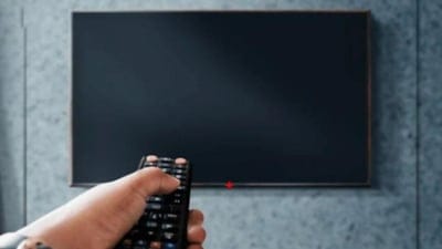 Kimse nedenini bilmiyor: Televizyonun altındaki küçük kırmızı ışık ne anlama geliyor?
