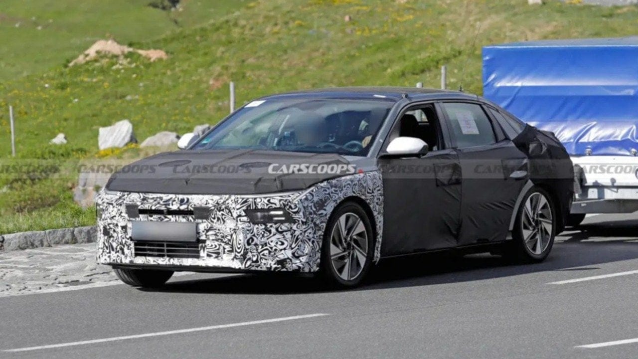 Hyundai'nin efsane sedanı yenileniyor! Yeni Elantra ilk kez görüntülendi