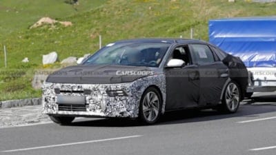 Hyundai'nin efsane sedanı yenileniyor! Yeni Elantra ilk kez görüntülendi