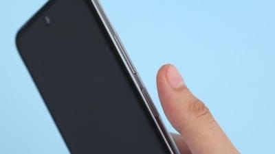 Kimse nedenini bilmiyor: Telefonlarda güç tuşu neden sağ tarafta bulunuyor?