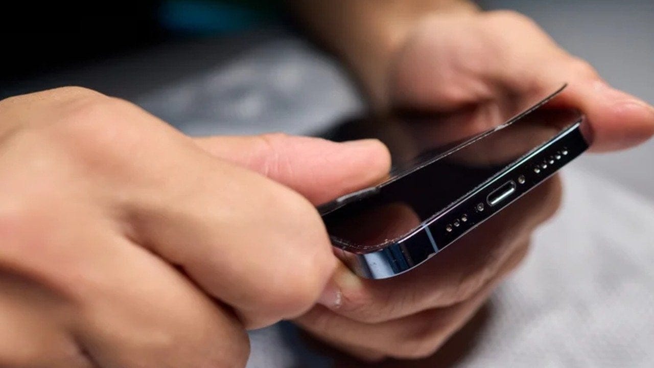 Akıllı telefon ekran koruyucularında gizli tehlike: Bu ürünleri sakın almayın!