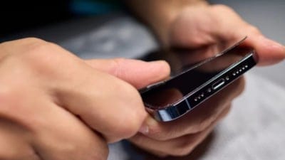 Akıllı telefon ekran koruyucularında gizli tehlike: Bu ürünleri sakın almayın!