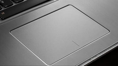 Touchpad neden klavyenin tam ortasında değil? İşte nedeni