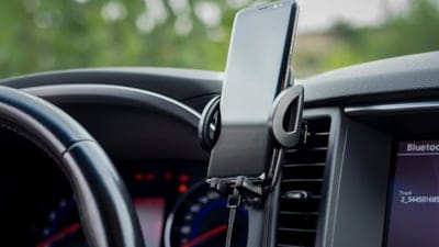 Araç sahiplerini ilgilendiriyor: Telefon tutucusu, araç kamerası ve ses sistemi kuralları değişti