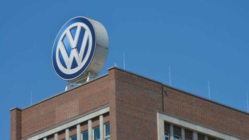 Volkswagen, güneş panellerini korumak için 100 koyun görevlendirdi