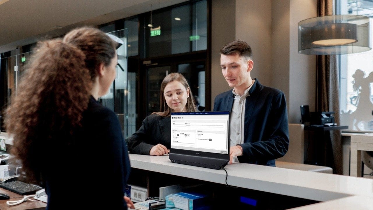 Dünyada bir ilk! Philips'in iki ekranlı monitörü Türkiye'ye geliyor