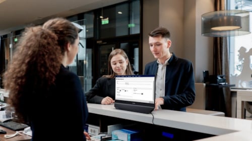 Dünyada bir ilk! Philips'in iki ekranlı monitörü Türkiye'ye geliyor