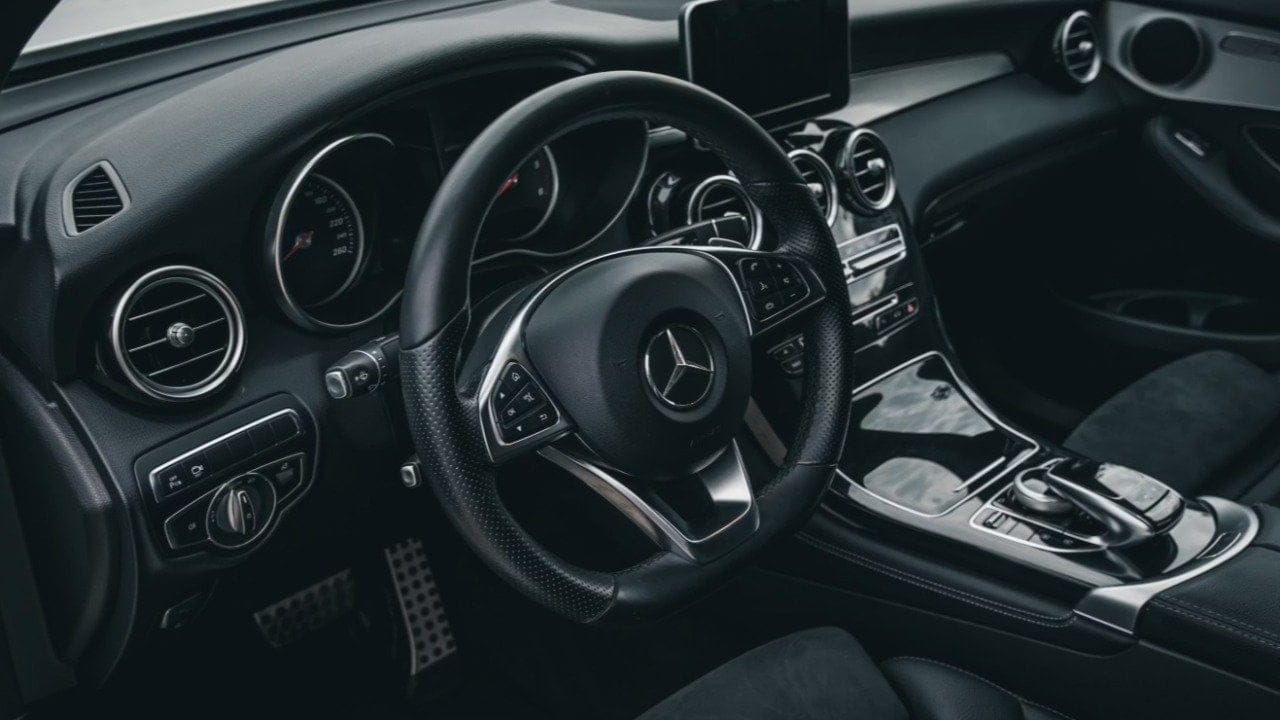 Mercedes'ten dikkat çeken geri adım: Fiziksel tuşlar yeniden otomobillere dönüyor