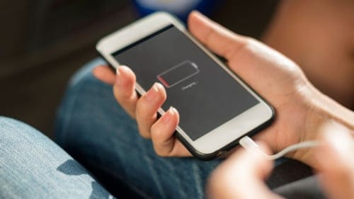 Şarjda telefon kullanmak gerçekten zararlı mı? Uzmanlar açıkladı