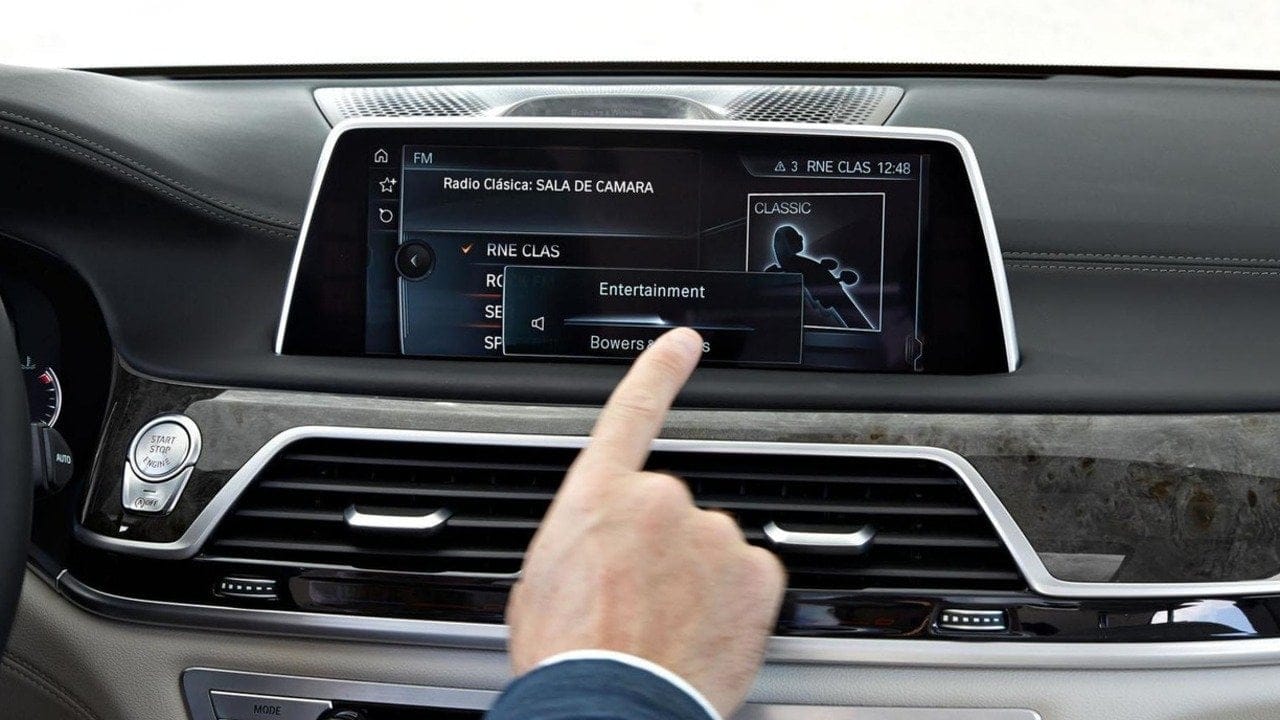 BMW'den tartışma yaratan hamle! Araç ekranlarında reklam göstermeye başladı