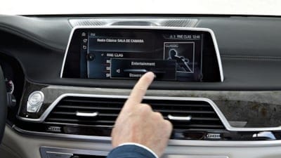 BMW'den tartışma yaratan hamle! Araç ekranlarında reklam göstermeye başladı