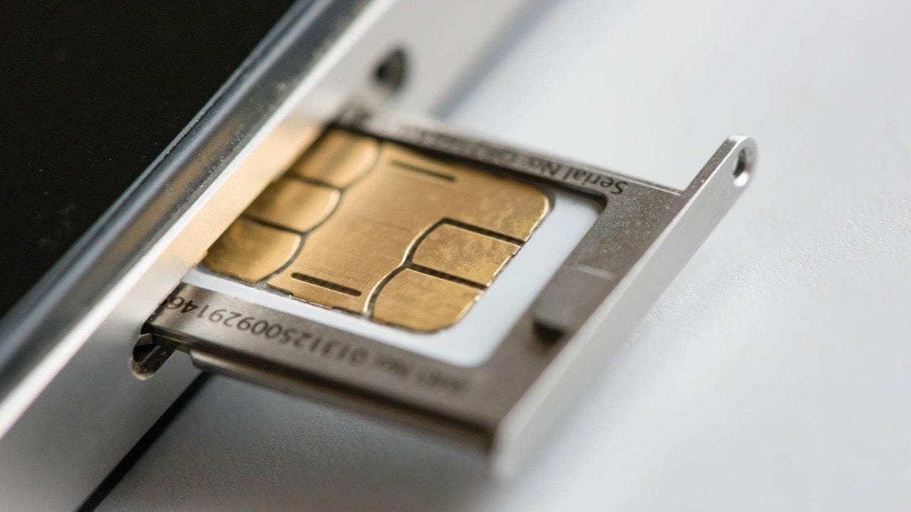 Telefonlarda SIM kart yuvası neden yan tarafta bulunuyor? İşte nedeni