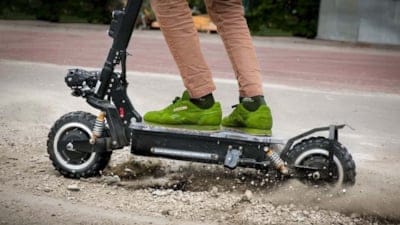 Paris’te elektrikli scooter için yeni dönem: Kasksız sürüşe 135 Euro ceza
