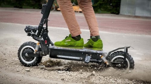 Paris’te elektrikli scooter için yeni dönem: Kasksız sürüşe 135 Euro ceza